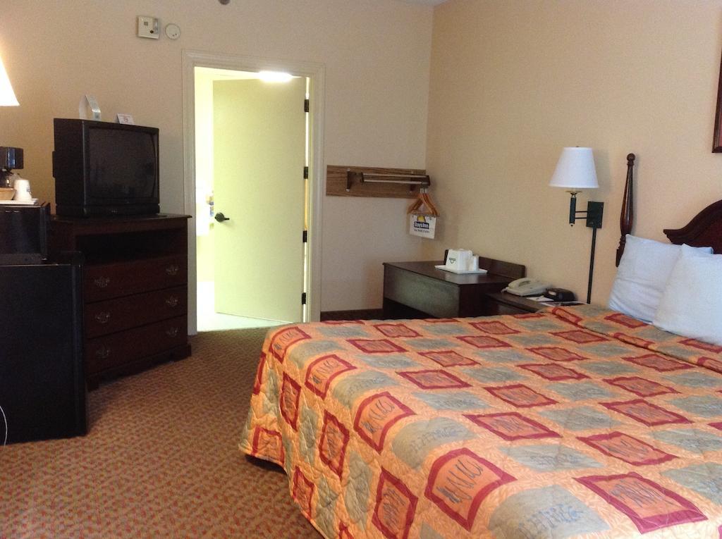 Days Inn - Chapel Hill Kültér fotó