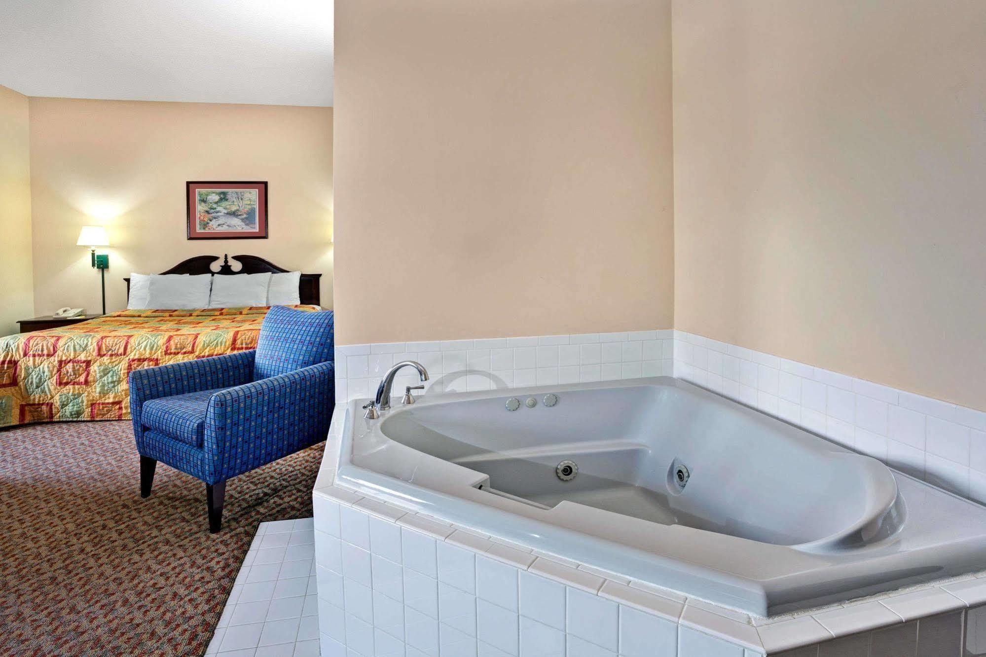 Days Inn - Chapel Hill Kültér fotó