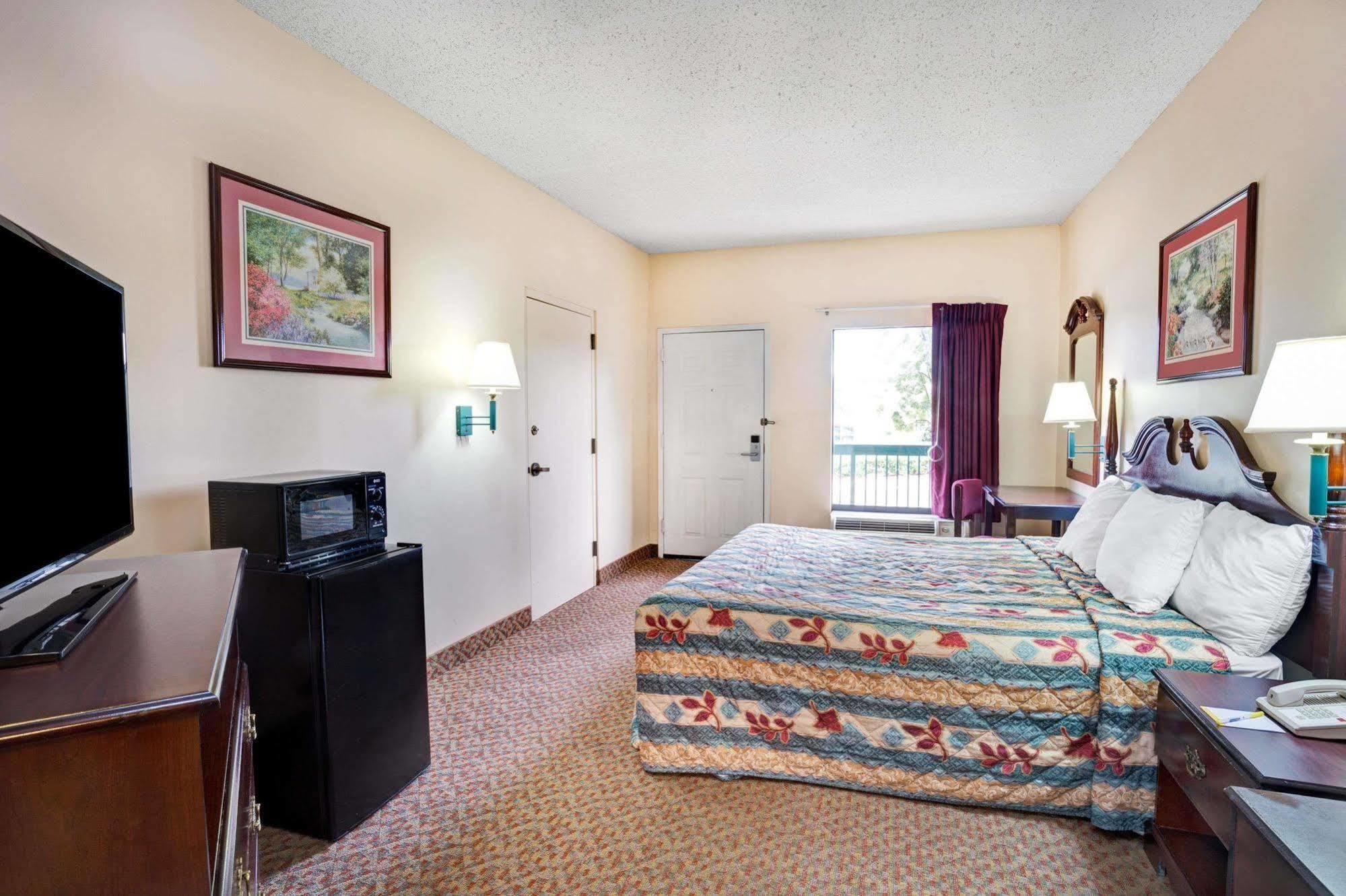 Days Inn - Chapel Hill Kültér fotó