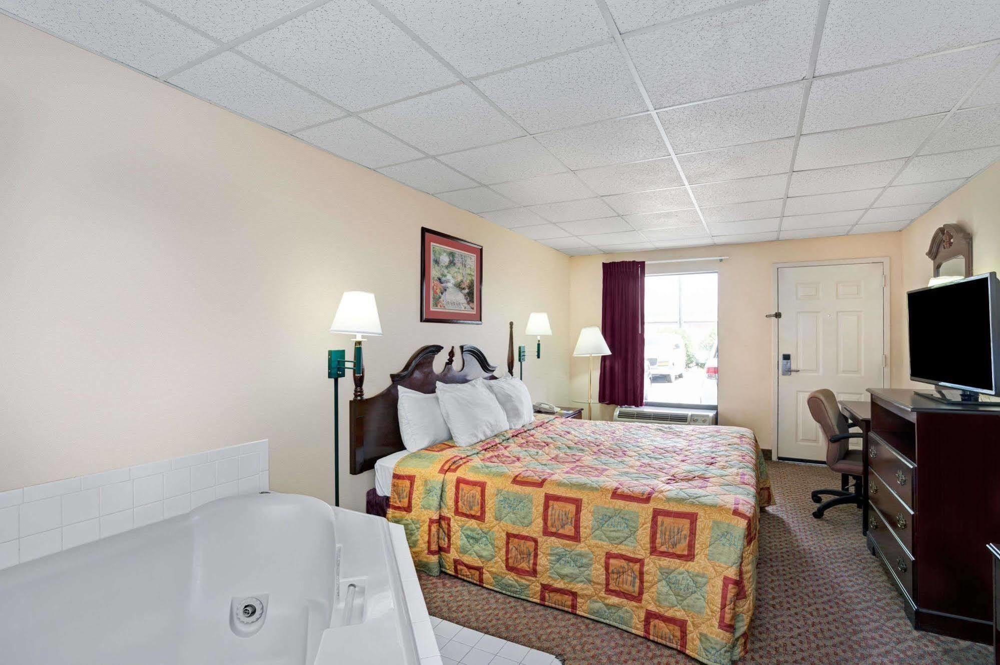Days Inn - Chapel Hill Kültér fotó